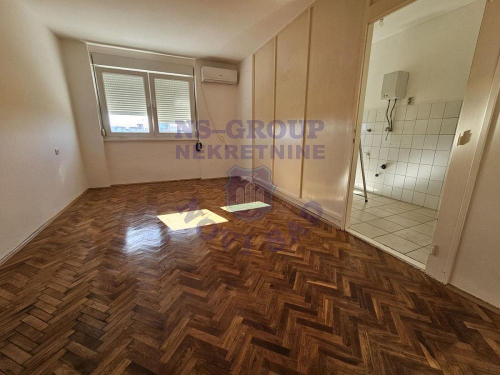Slika 1 - Dvosoban, 43m2, Adamovićevo naselje Novi Sad, sa terasom