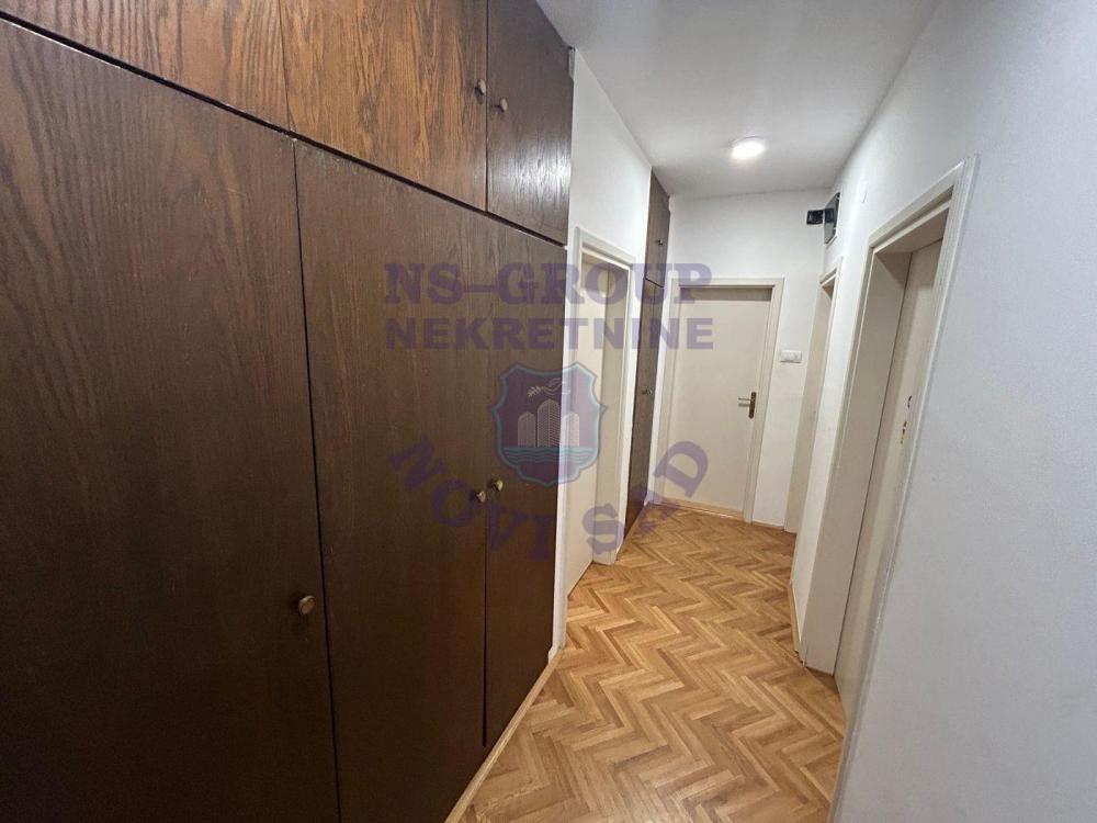Slika 3 - Porodican stan na TOP lokaciji! Renoviran!