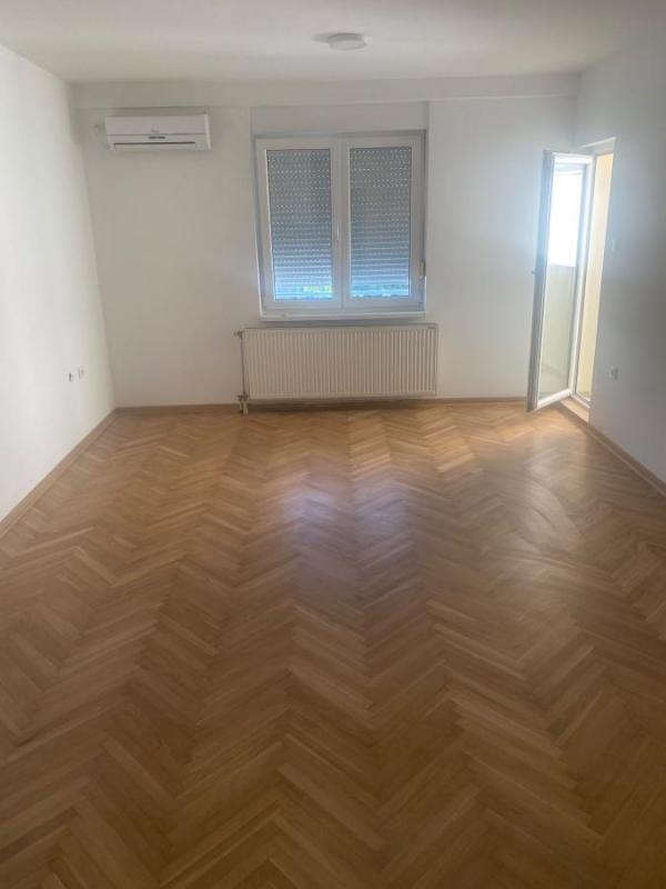 Slika 2 - Dvosoban, 40m2, Banatić Novi Sad, sa terasom, ima lift