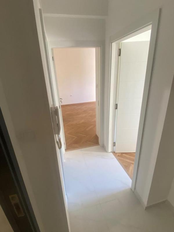 Slika 7 - Dvosoban, 40m2, Banatić Novi Sad, sa terasom, ima lift