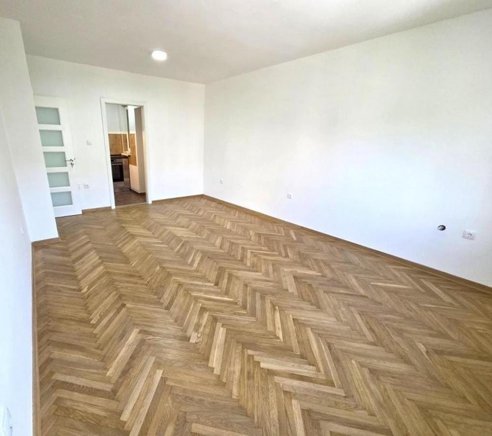 Glavna slika -Dvosoban, 40m2, Banatić Novi Sad, sa terasom, ima lift
