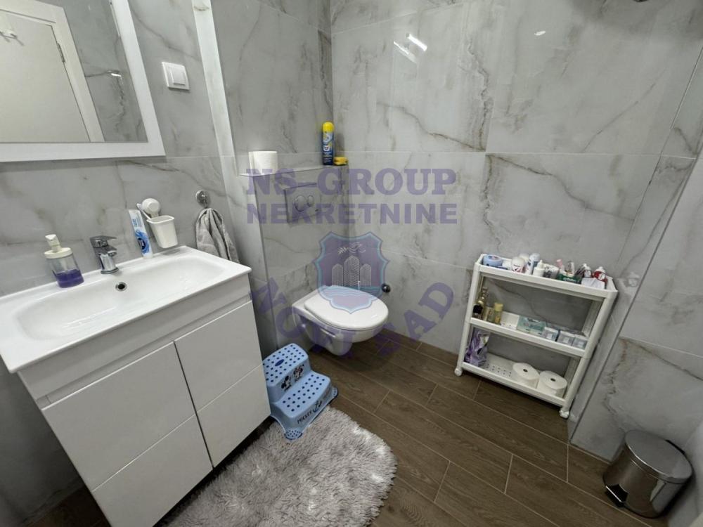 Slika 6 - Četvorosoban, 81m2, Temerinska pijaca Novi Sad, sa terasom, ima lift