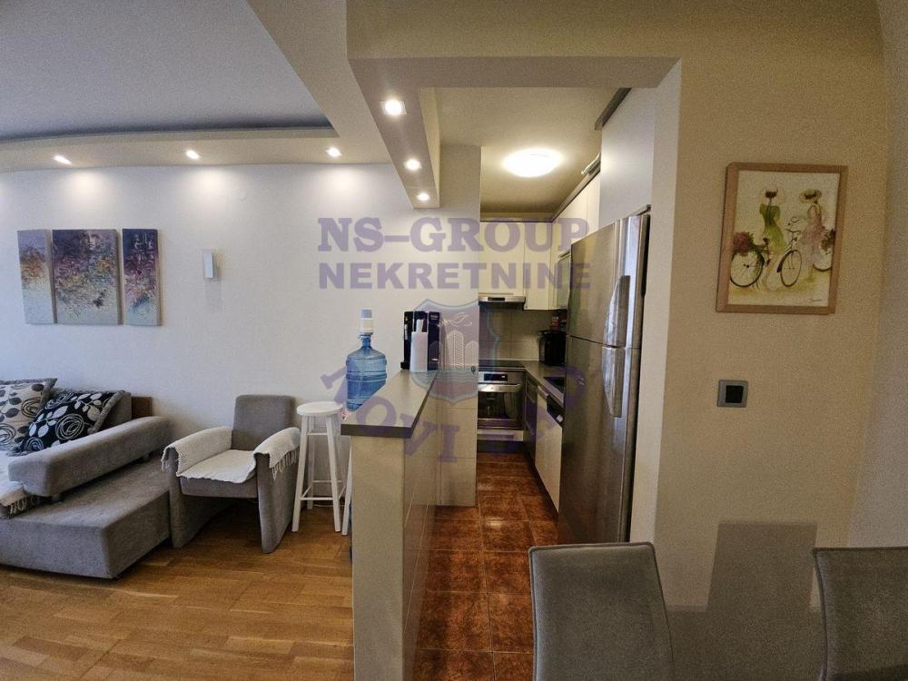 Slika 4 - Četvorosoban, 86m2, Novi Sad centar Novi Sad, sa terasom, ima lift