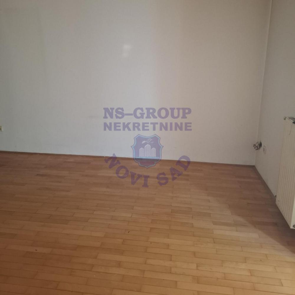 Slika 5 - Jednosoban, 34m2, Salajka (Partizanska ulica) Novi Sad, sa terasom, ima lift