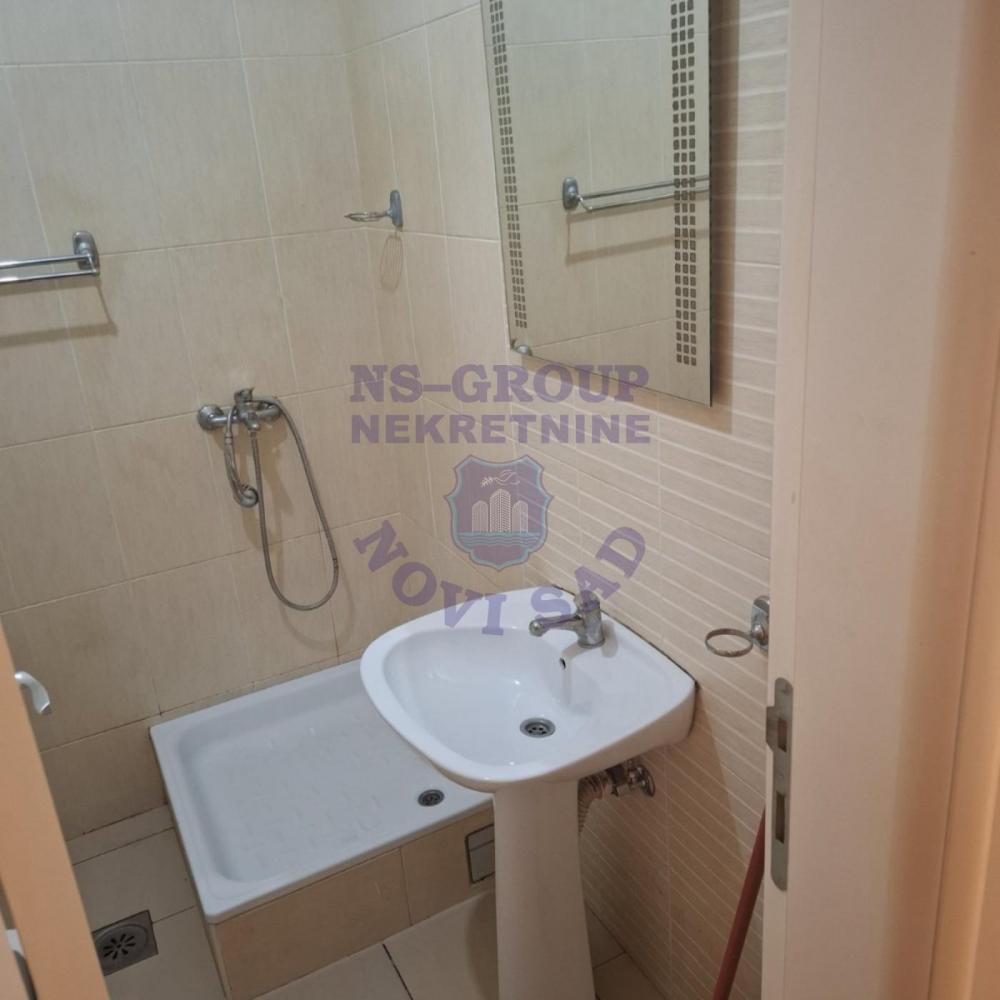 Slika 8 - Jednosoban, 34m2, Salajka (Partizanska ulica) Novi Sad, sa terasom, ima lift