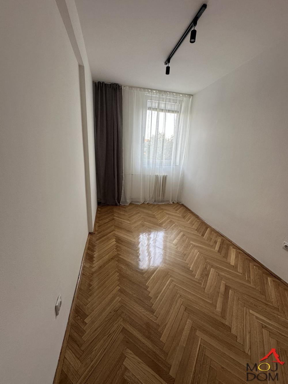 Slika 3 - Stan,NOVI SAD,BULEVAR,kv: 35, € 128900, ID: 1032833