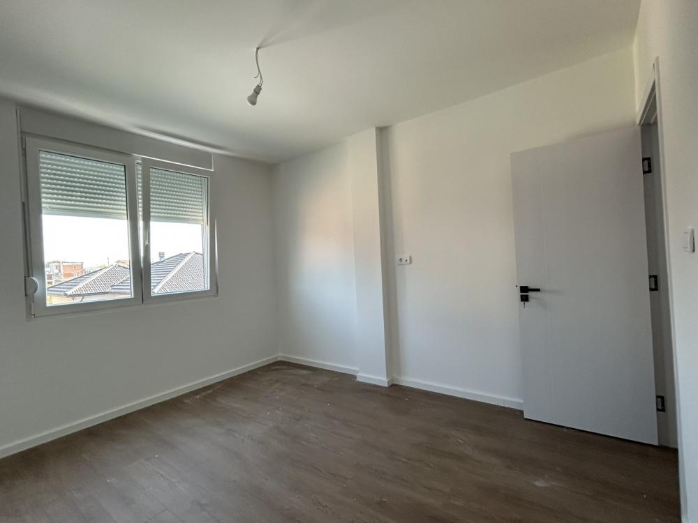 Slika 5 - 578307-Uknjizen, moze na kredit za mlade! 