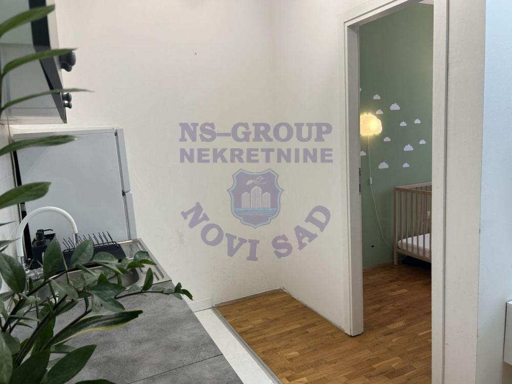 Slika 5 - Jednoiposoban, 28m2, Novi Sad centar Novi Sad, sa terasom, ima lift