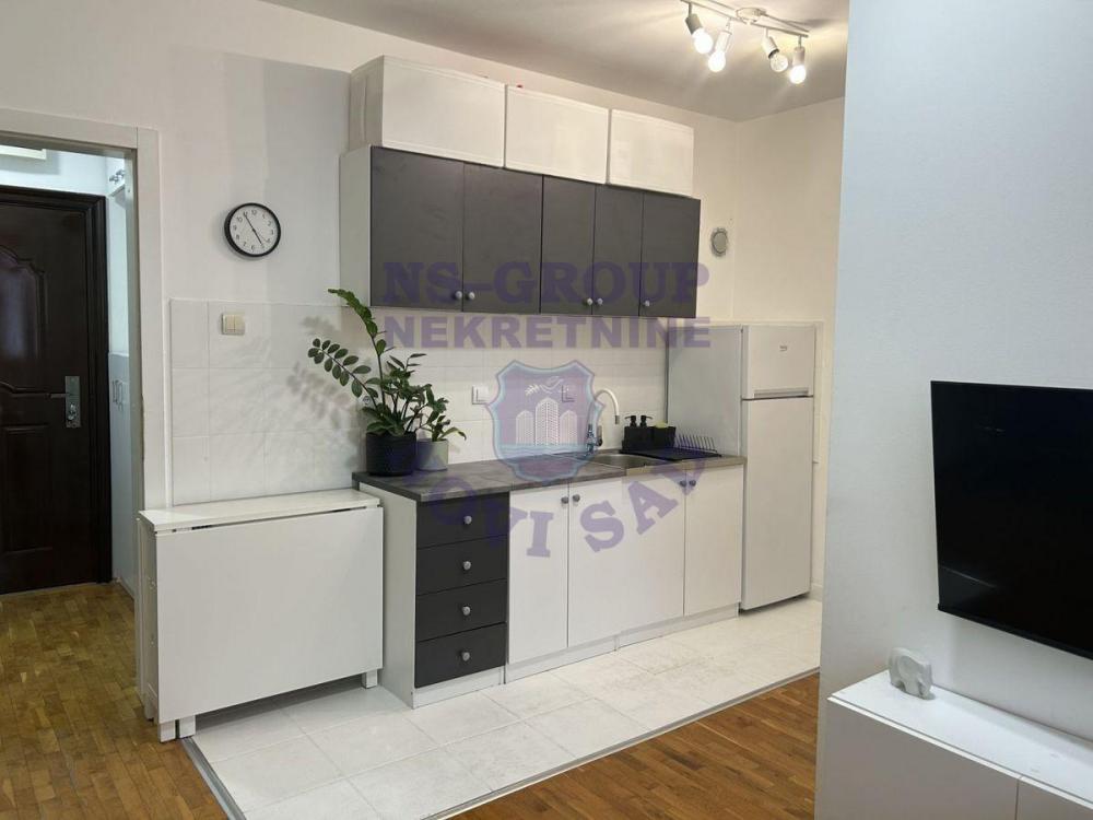 Slika 3 - Jednoiposoban, 28m2, Novi Sad centar Novi Sad, sa terasom, ima lift