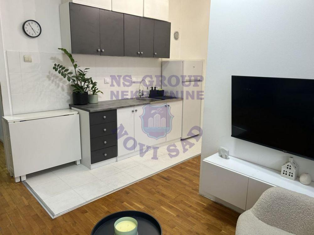 Slika 4 - Jednoiposoban, 28m2, Novi Sad centar Novi Sad, sa terasom, ima lift