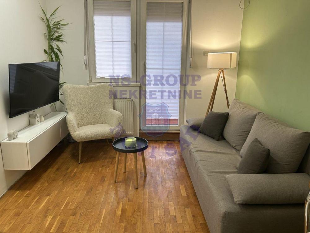 Slika 1 - Jednoiposoban, 28m2, Novi Sad centar Novi Sad, sa terasom, ima lift