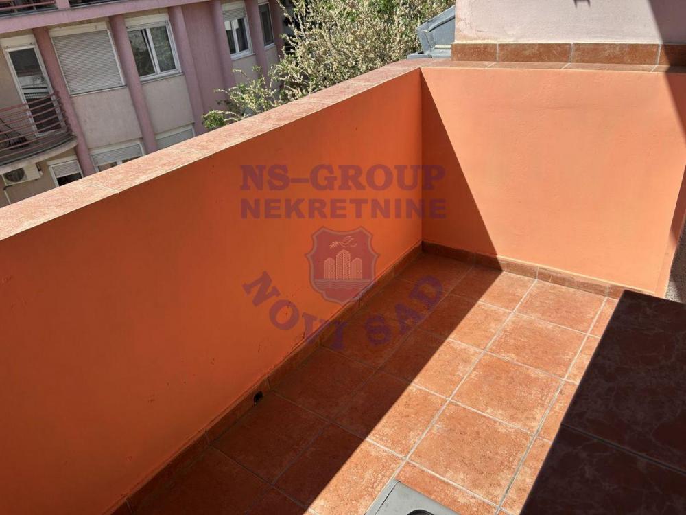 Slika 8 - Jednoiposoban, 28m2, Novi Sad centar Novi Sad, sa terasom, ima lift