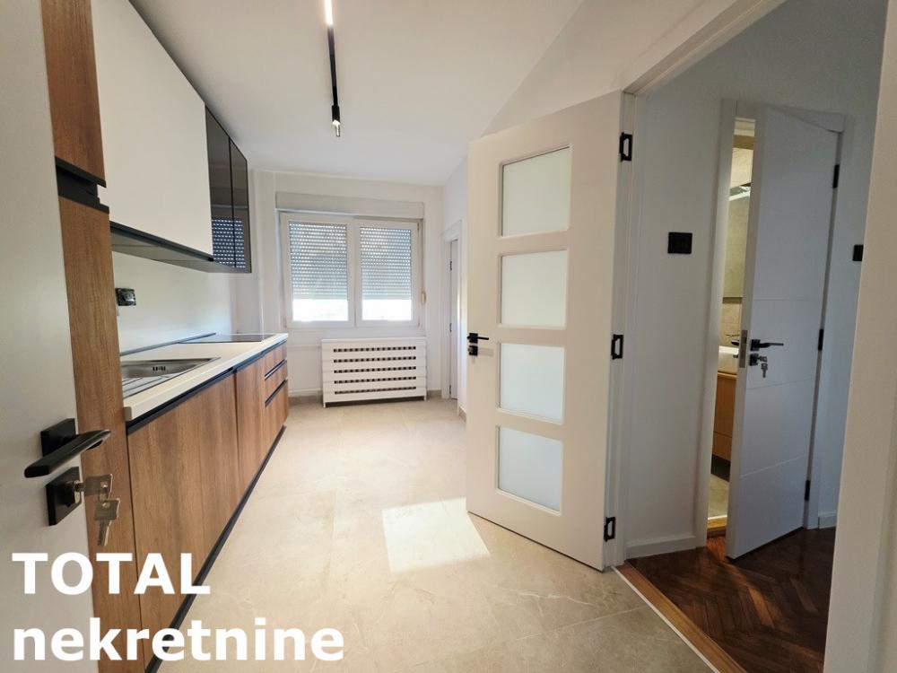 Slika 3 - Stan,NOVI SAD,BULEVAR,kv: 64.00, € 192000, ID: 1102770