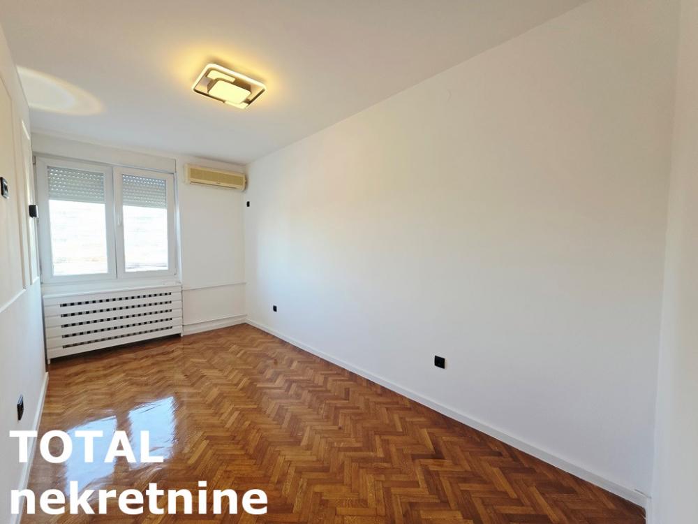Slika 6 - Stan,NOVI SAD,BULEVAR,kv: 64.00, € 192000, ID: 1102770
