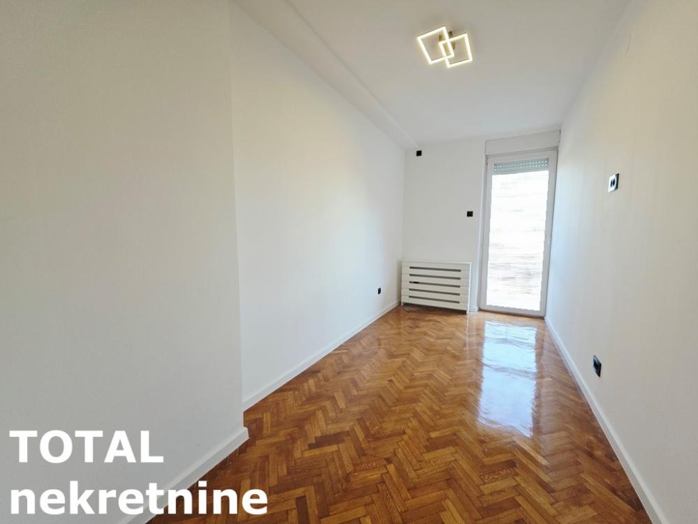 Slika 4 - Stan,NOVI SAD,BULEVAR,kv: 64.00, € 192000, ID: 1102770