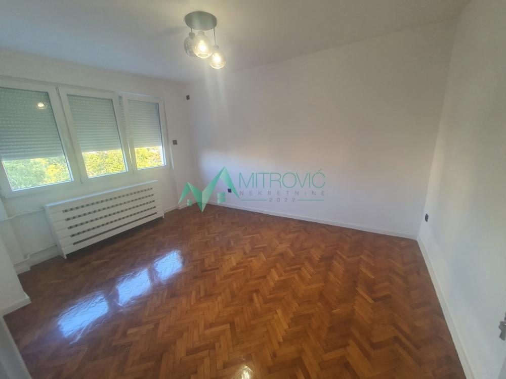 Glavna slika -Prodaje se renoviran 2,5-soban stan na Grbavici, na Bulevaru oslobođenja, površine 64 m² ( šifra 1004710) 