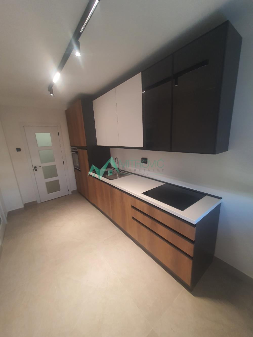 Slika 2 - Prodaje se renoviran 2,5-soban stan na Grbavici, na Bulevaru oslobođenja, površine 64 m² ( šifra 1004710) 