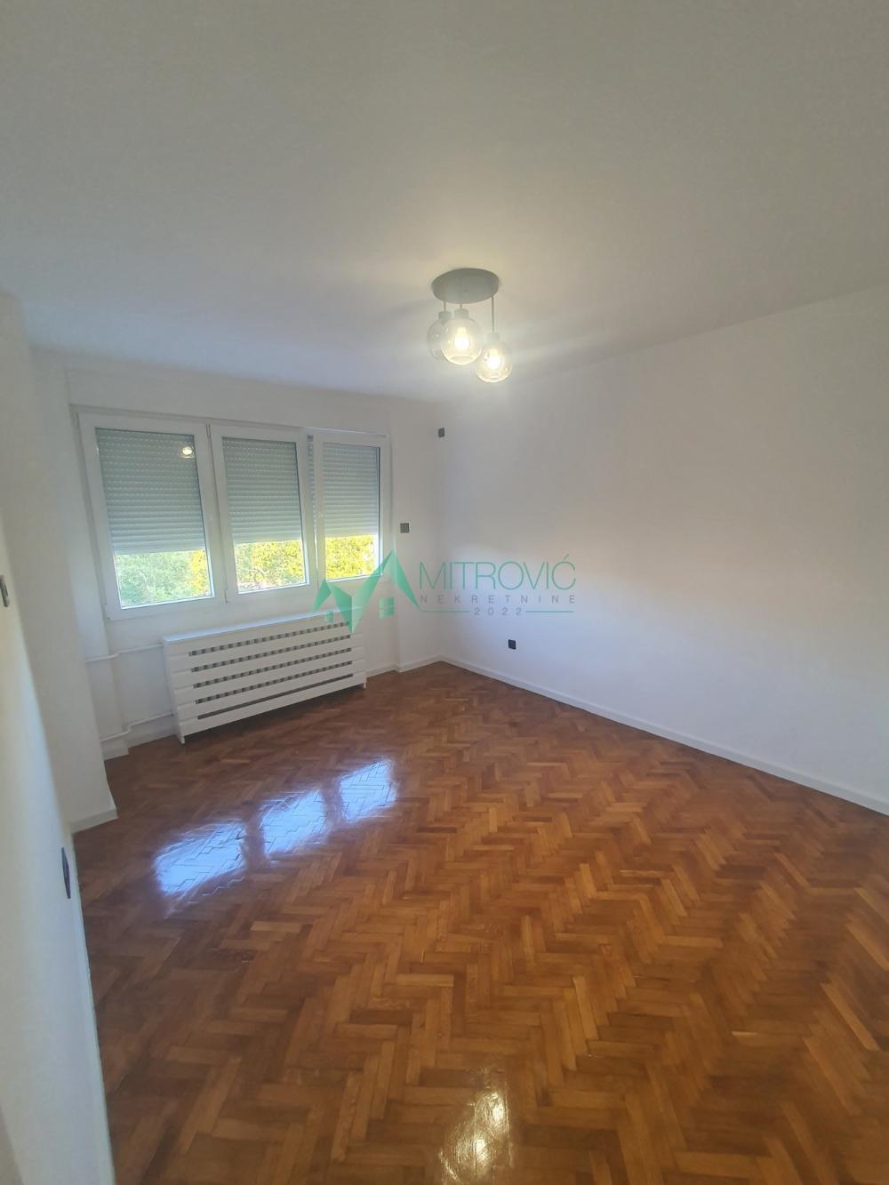 Slika 1 - Prodaje se renoviran 2,5-soban stan na Grbavici, na Bulevaru oslobođenja, površine 64 m² ( šifra 1004710) 