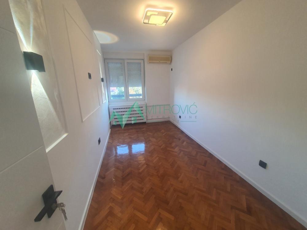 Slika 4 - Prodaje se renoviran 2,5-soban stan na Grbavici, na Bulevaru oslobođenja, površine 64 m² ( šifra 1004710) 