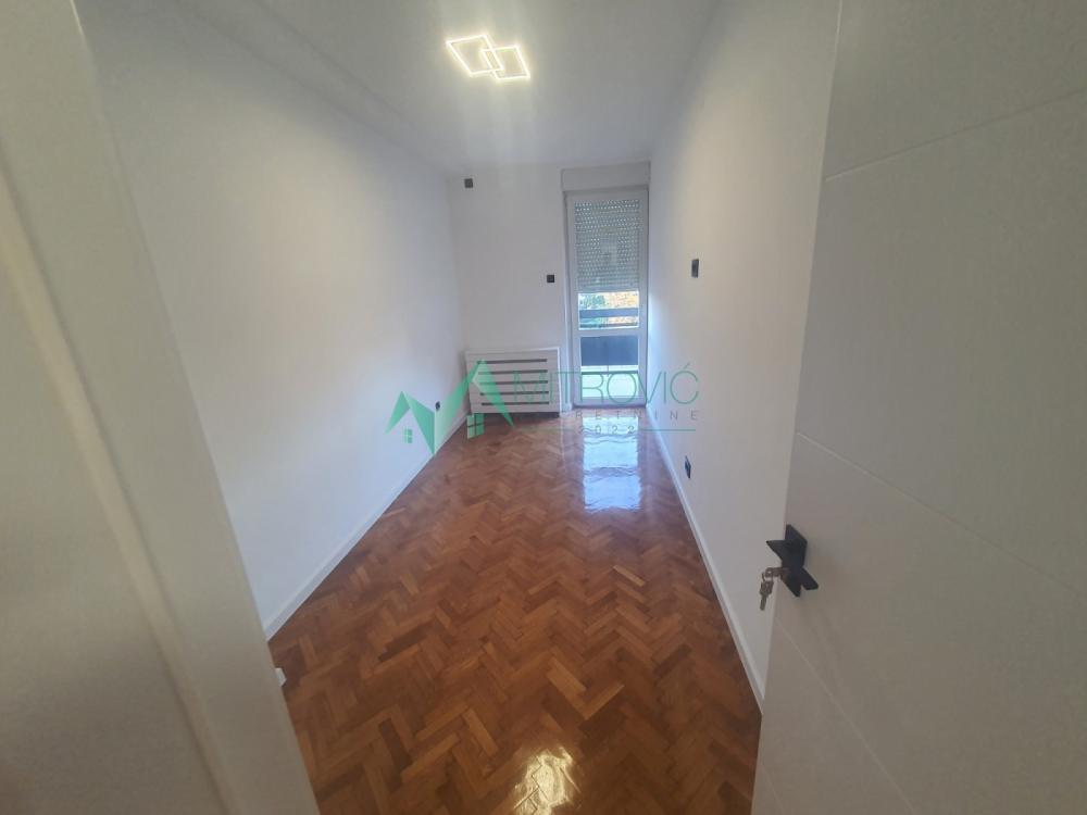 Slika 3 - Prodaje se renoviran 2,5-soban stan na Grbavici, na Bulevaru oslobođenja, površine 64 m² ( šifra 1004710) 