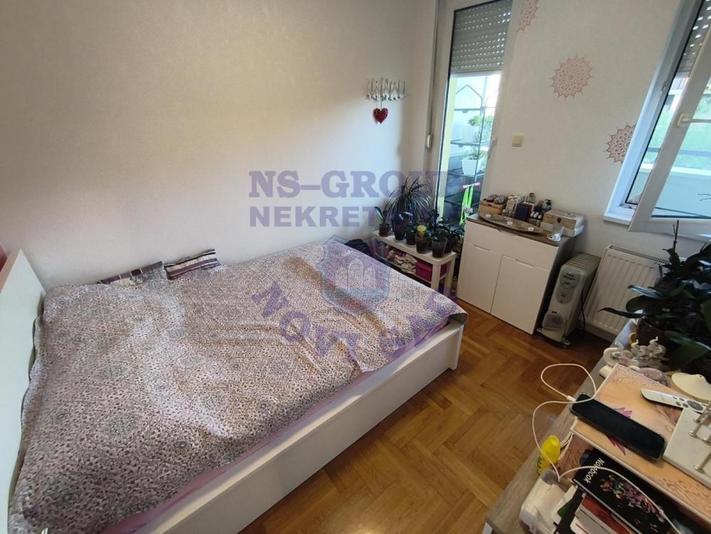 Slika 3 - Troiposoban, 78m2, Novo naselje Novi Sad, sa terasom, ima lift