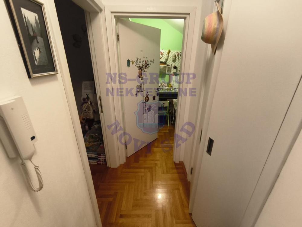 Slika 6 - Troiposoban, 78m2, Novo naselje Novi Sad, sa terasom, ima lift