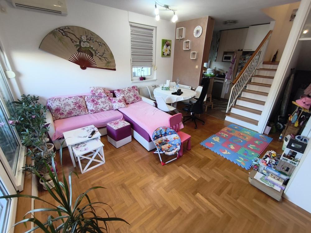 Glavna slika -Odlican troiposoban stan na Novom Naselju!