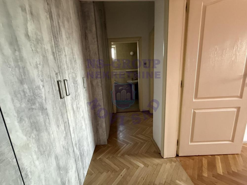 Slika 3 - Trosoban, 61m2, Salajka (Partizanska ulica) Novi Sad, sa terasom, ima lift