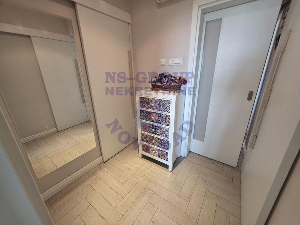 Slika 7 - Trosoban, 75m2, Banatić Novi Sad, sa terasom, ima lift