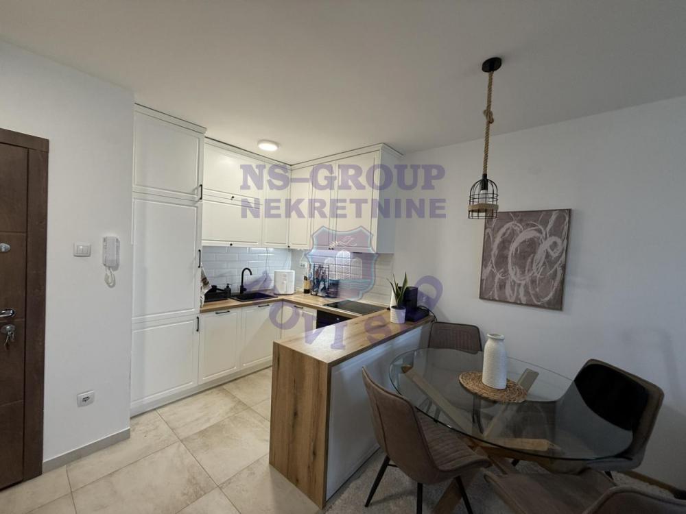 Slika 4 - Dvosoban, 41m2, Petrovaradin Novi Sad, sa terasom, ima lift