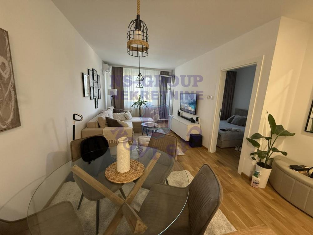 Slika 2 - Dvosoban, 41m2, Petrovaradin Novi Sad, sa terasom, ima lift