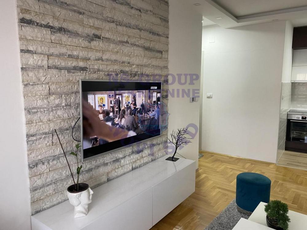 Slika 2 - Jednoiposoban, 42m2, Salajka (Partizanska ulica) Novi Sad, sa terasom, ima lift