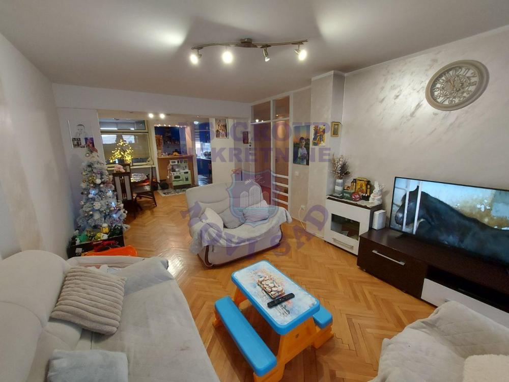 Slika 2 - Prodaja stana, 84m2, Bulevar oslobođenja Novi Sad, sa terasom, ima lift