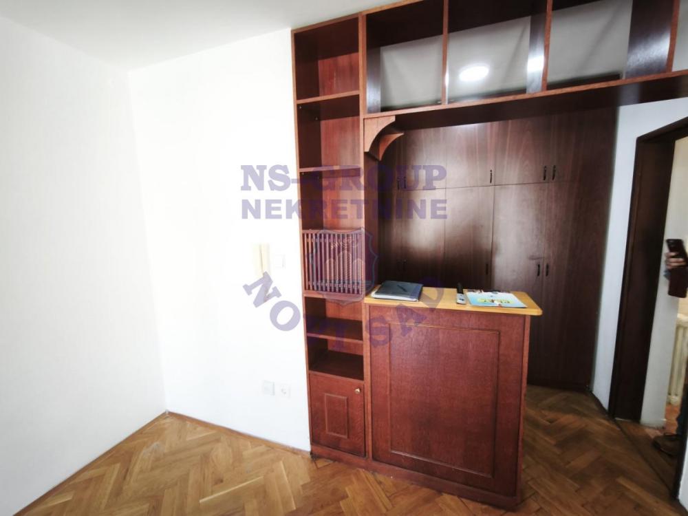 Slika 2 - Trosoban, 40m2, Novi Sad centar Novi Sad, sa terasom