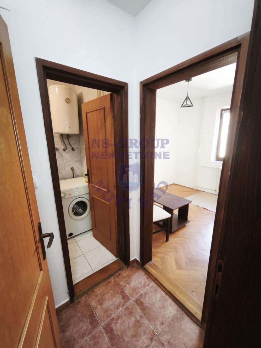 Slika 6 - Trosoban, 40m2, Novi Sad centar Novi Sad, sa terasom