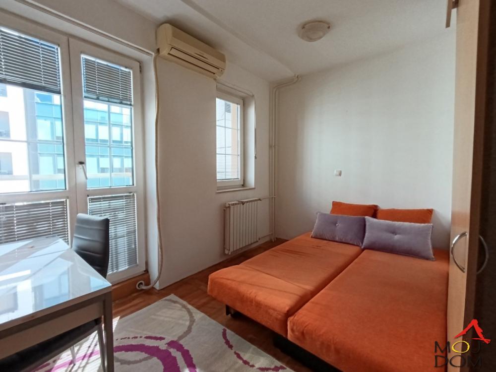 Slika 3 - Stan,NOVI SAD,BULEVAR,kv: 38, € 137000, ID: 1032889