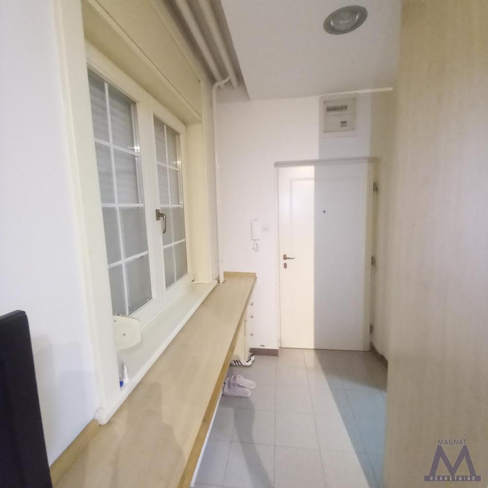 Slika 4 - Stan,NOVI SAD,CENTAR,kv: 27, € 88000, ID: 1019450
