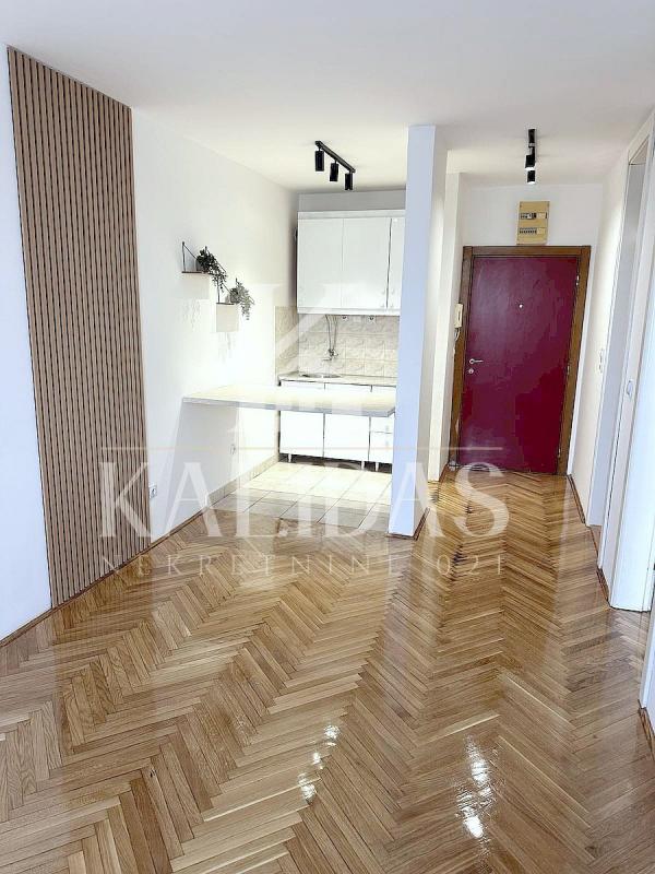 Slika 2 - Stan,NOVI SAD,BULEVAR,kv: 35, € 123600, ID: 1009035