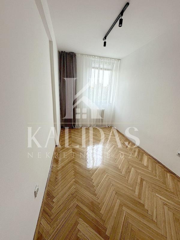 Slika 5 - Stan,NOVI SAD,BULEVAR,kv: 35, € 123600, ID: 1009035