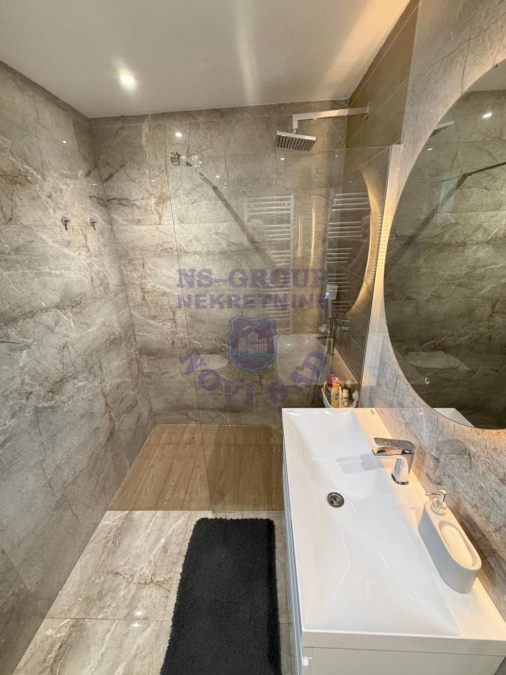 Slika 5 - Trosoban, 68m2, Bulevar oslobođenja Novi Sad, sa terasom, ima lift