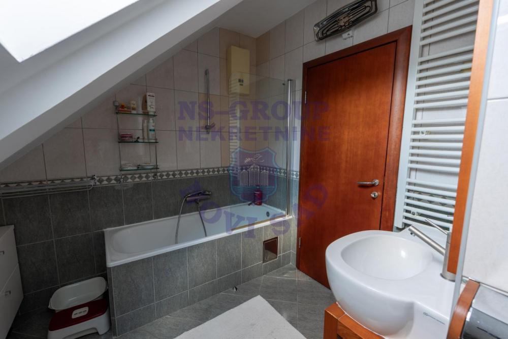 Slika 10 - Petosoban, 136m2, Grbavica Novi Sad, sa terasom, ima lift