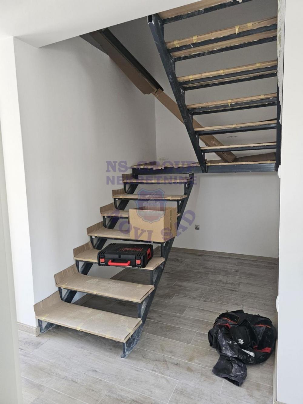 Slika 4 - Šestosoban, 138m2, Klisa Novi Sad, sa terasom, sa parkingom