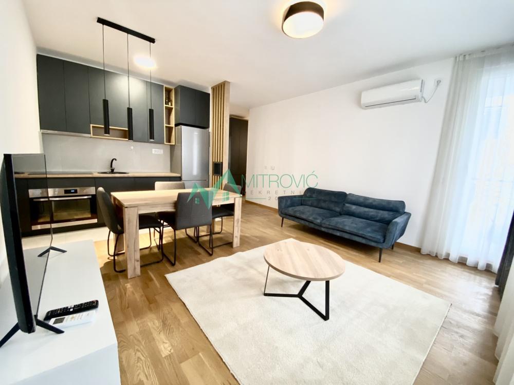 Glavna slika -Trosoban stan u centru površine 61m2. 