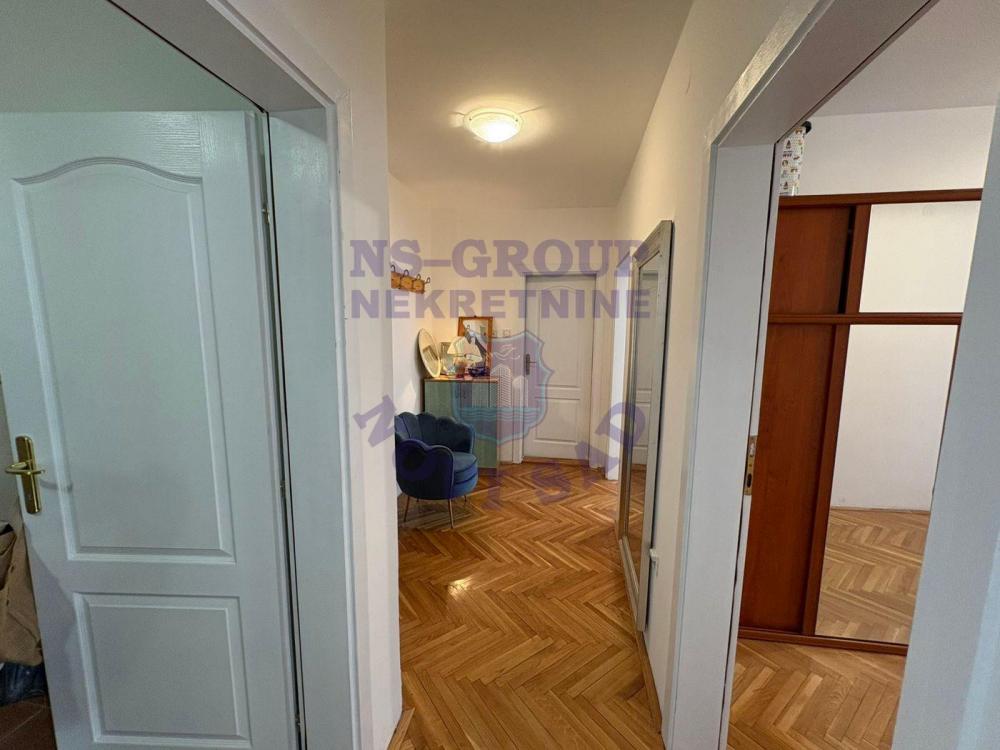 Slika 2 - 568551- U dvorištu zgrade obezbeđen je parking,