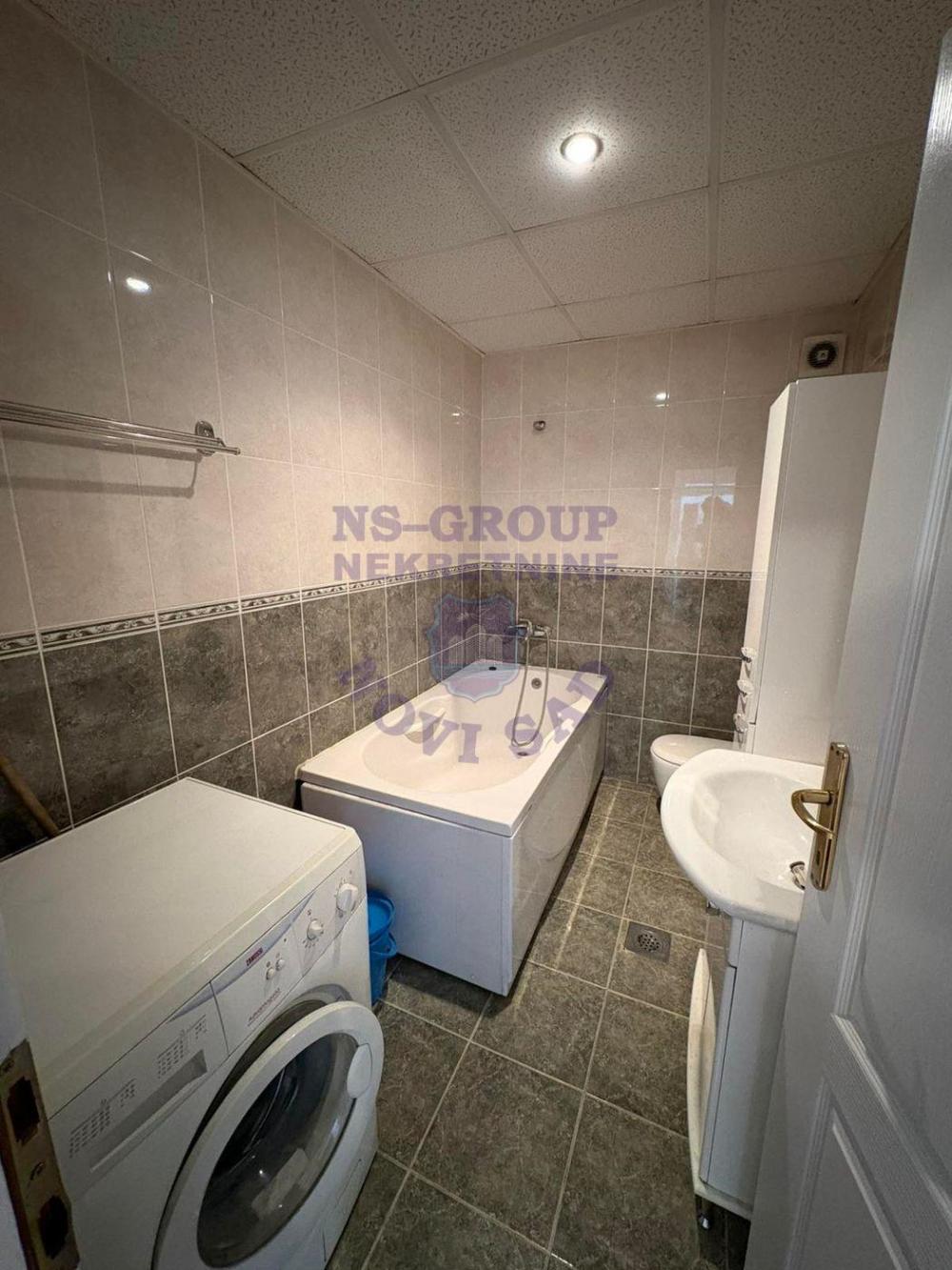 Slika 7 - 568551- U dvorištu zgrade obezbeđen je parking,