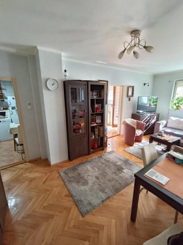 Slika 11 - Dvoiposoban 52m Novi Sad, Slovačka ulica II sprat uknjizen + parking