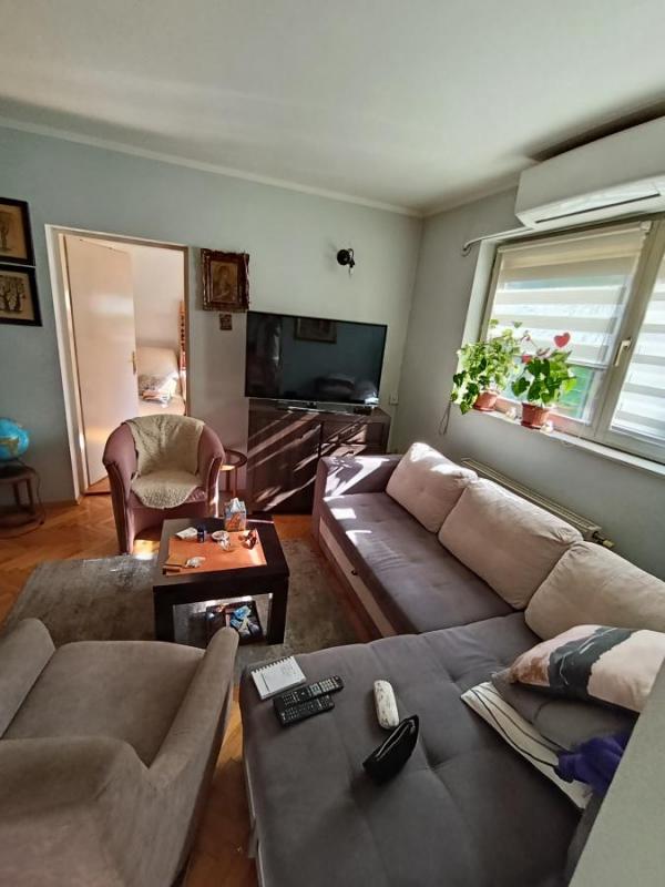 Slika 9 - Dvoiposoban 52m Novi Sad, Slovačka ulica II sprat uknjizen + parking