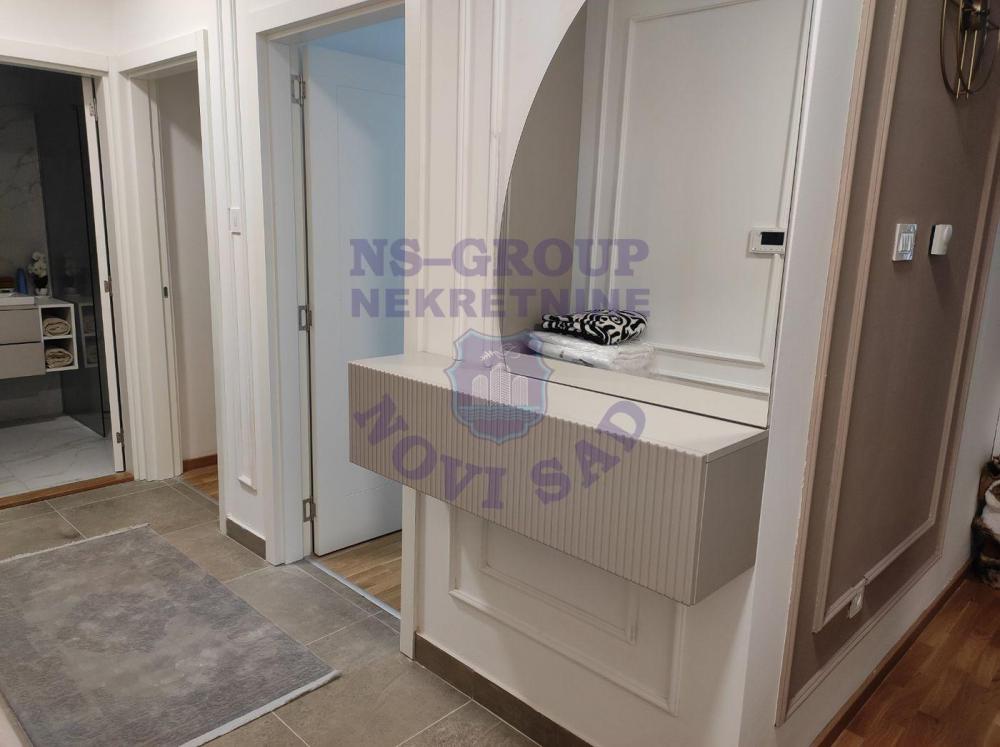 Slika 1 - Trosoban, 59m2, Avijatičarsko naselje Novi Sad, sa terasom, ima lift