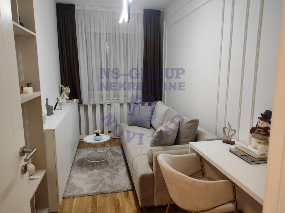 Slika 4 - Trosoban, 59m2, Avijatičarsko naselje Novi Sad, sa terasom, ima lift