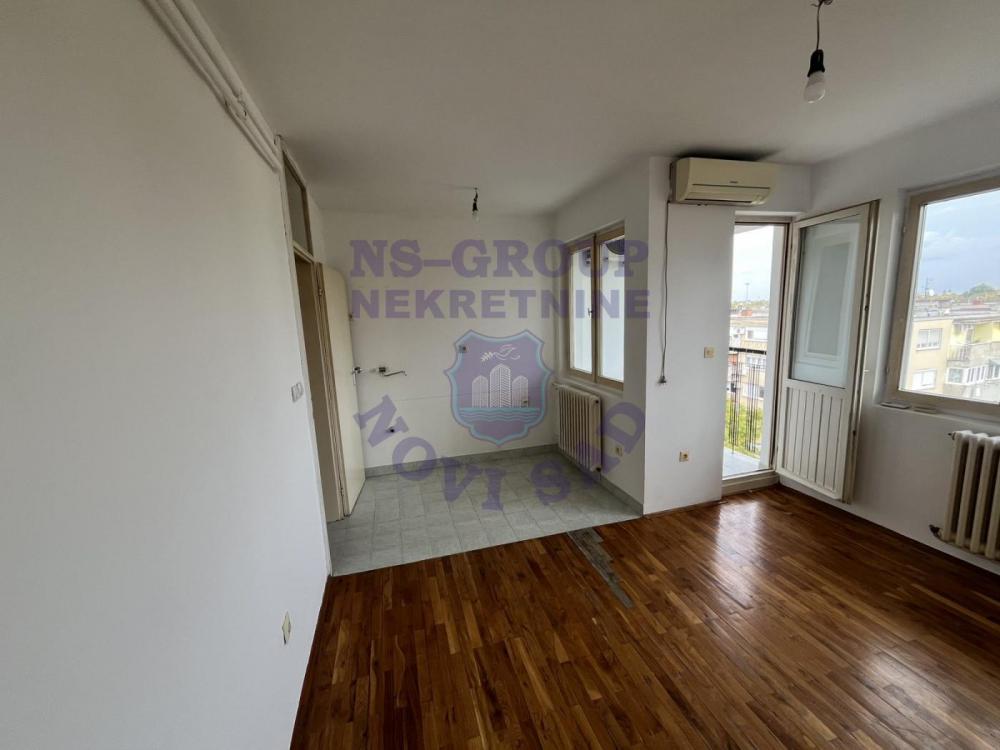Slika 3 - 580091-Prodaje se funkcionalna i kompletno okrečena garsonjera u neposrednoj blizini Novosadskog Sajma. 